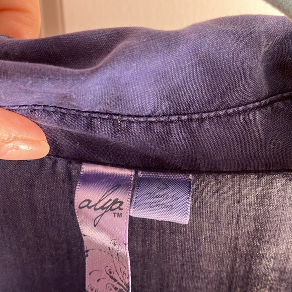 Francesca’s Blouse with embroidered cactus pockets & split back shirttail detail - Picture 3 of 6